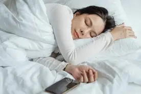 大家被“8小时睡眠论”欺骗了？年龄65岁后，最佳睡眠时间是多久图片