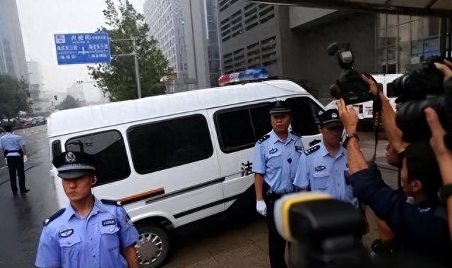 李天一被维也纳学院录取，李双江举家移民美国，婴儿用品惹争议！