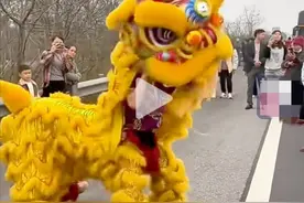高速路上堵车，广西老表直接给大家表演舞狮，网友：这么做对了！图片
