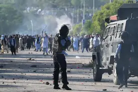 巴基斯坦大乱，500人围攻总理府，谢里夫家中被扔燃烧弹图片