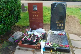 美国李小龙的墓地：儿子永远陪伴在他身边，墓碑前两句话令人深思图片