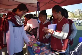 卖发卡、套圈圈 南安一中操场秒变“市集”图片