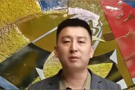 大连一保洁员捡到2万现金报警后被开除？公司回应图片