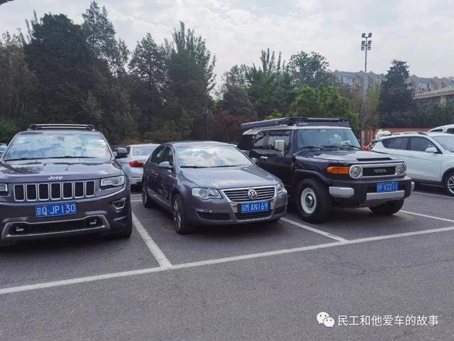 看这个丰田FJ改的很不错，轮毂超级复古，外观颜色也少见。