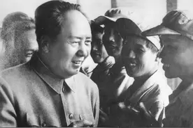 毛泽东宴请志愿军四大军长，一把将39军军长拉到身边：坐我身边来图片