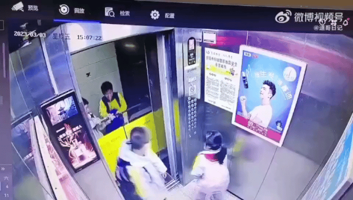 有些人，天生就是坏！三个男孩电梯内捉弄一女孩，父母看监控怒了图片