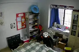 大年初三男孩卧室内玩烟花，火星落在被子上发生火灾图片