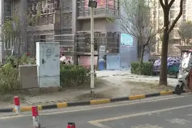 【纠纷】连人带车撞上了小区设置的隔离桩，究竟谁的责任？图片