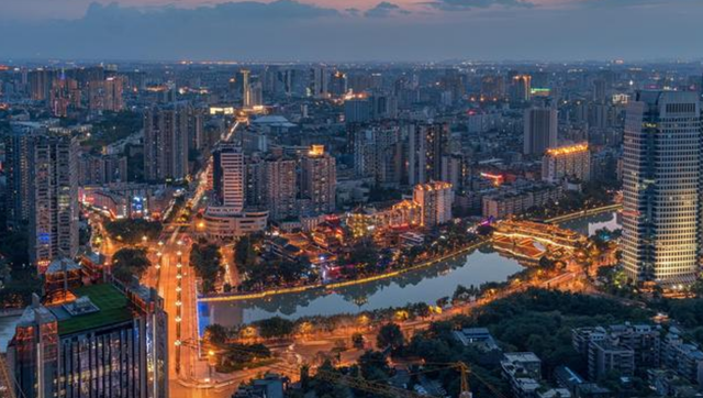 成都2100万常住人口，房价会不会垮？最近两年在成都买房划算吗？