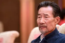 发疯、皱眉、装深沉，这3位演员明明演技不行，却被捧成老戏骨图片