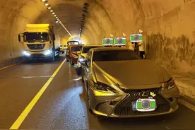 隧道内三车追尾，只因忽视一个细节图片