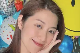 陈自瑶为爱女庆10岁笑开怀！晒照露无戒手指，王浩信未现身引猜测图片