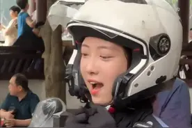 李语蔚重回西湖执勤地，被路人围观拍照，没有转正否认自己是网红图片