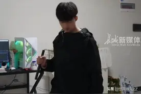 小伙用双截棍打乒乓球：“打乒乓球的和耍双截棍的都沉默了”图片