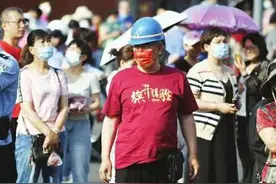 旗开得胜 一举高“粽”！太原各考场外 家长们耐心陪考，用各种方式为考生助威加油图片