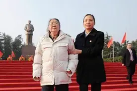 2008年李敏回到韶山，在父亲铜像前哭成泪人，离开时带了一捧黄土图片