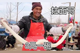 山东拉面哥重回乡村大集，昙花一现的他，到底哪里不如大衣哥？图片