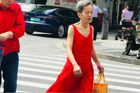 七八十岁女人，夏天尽量别穿“背心”和“吊带裙”，这些更得体图片