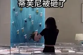 女子砸奢侈品店后续！警方披露更多细节，妈妈哭求：别砸了赔不起图片