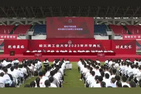 哈工大开学女博士生“封神”，光芒四射，网友：一身硬核，了不起图片