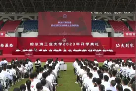 哈工大开学女博士生“封神”，光芒四射，网友：一身硬核，了不起图片