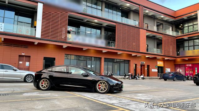 黑色特斯拉model3 | 改装气动避震&金色锻造轮毂