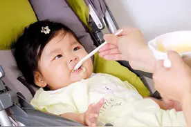一岁前自主进食的4个阶段，妈妈全抓住，让孩子胃口好，更聪明图片
