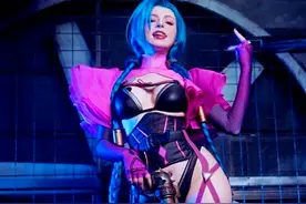 英国辣妹COS《英雄联盟》金克斯：破洞丝袜身材火辣图片