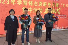 【网络文明建设】用鲜花表达敬意-新乐市委网信办开展为正能量网络大V、自媒体送鲜花活动图片