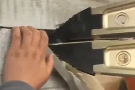 浙江宁波 一男子因卷帘门故障用手掰时，多根手指不慎被“咬”住图片