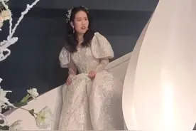 山东一新娘试婚纱，新郎偷偷准备求婚仪式，深情告白的一幕太感动图片