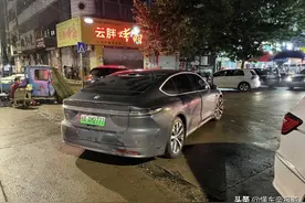 曝光|蔚来ET7行驶中突然“趴窝”？回应：低压蓄电池充电模块失效图片