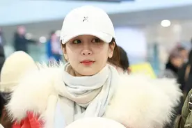 冬季想要时髦又保暖，可以学习杨紫的羽绒服穿搭，行走的时尚模板图片