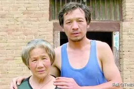 2010年，河北小商贩与顾客闲聊后突然下跪：妈，我找了您17年图片