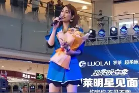 洪欣穿短裤厚外套现身，一双大长腿惊艳极了，实在不像50岁的人图片