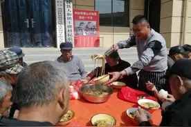 世上也有“免费的午餐”！河南小伙挑战1000天给空巢老人做午饭图片