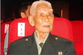 重庆90岁老农查出绝症，临终前取出20枚军功章给子女：带我回38军图片