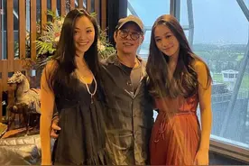 李连杰携女儿为利智庆60岁生日，一家聚餐合照，女儿晒旧照送祝福图片