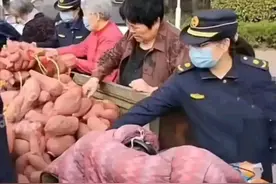 75岁的老大爷卖红薯为老伴儿治病，被城管发现后会发生什么事呢图片