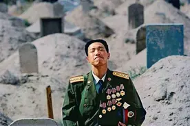 那个胸前挂满军功章，长跪亡妻坟前的解放军战士，他现在还好吗？图片