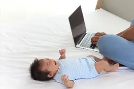 婴儿一放床上就醒？那干脆别放了，可能会有“意料之外”的结果图片