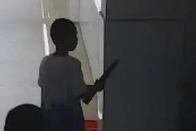 “警察同志，我们班学生挖出一个炮弹”图片