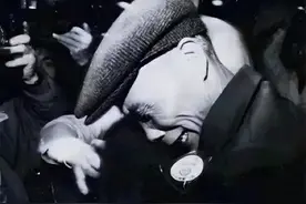 1989年台湾老兵带妻回乡，原配苦等40年，他解释：没有她我早死了图片