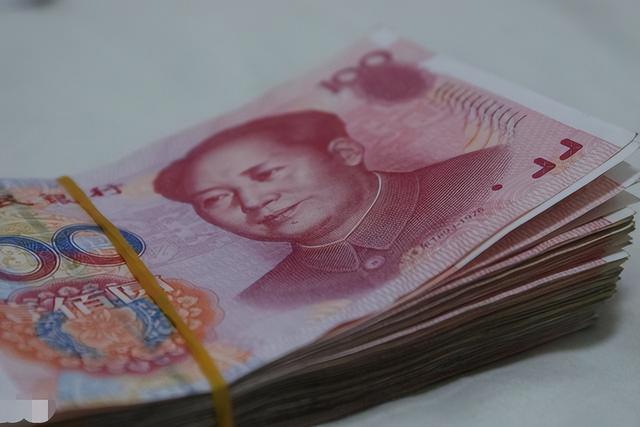 画面不堪入目！“人奶交易”乱象，成年人竟然能躲在怀里喝奶？