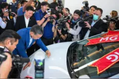 上汽集团：名爵汽车首辆泰国生产电动车MG4现已下线图片