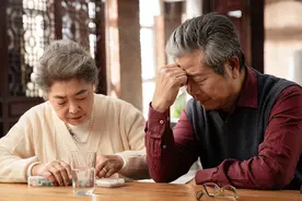 凌晨3、4点自然醒，醒后睡不着？医生提醒：这2处“堵”了图片