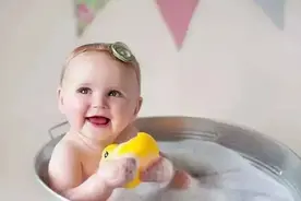 给宝宝洗澡也要看“时机”，这三种情况下真别着急洗图片