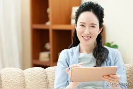 女房东找我借3万给儿子做生意，我转账后，她向我表白了图片