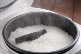 煮饭到底需要多长时间？要加多少水呢？怎样蒸出来的米饭好吃？图片