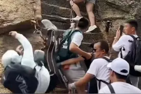冷汗！女子爬华山云梯踩空跌落，景区表示或将关闭云梯...网友：建议量力而行图片